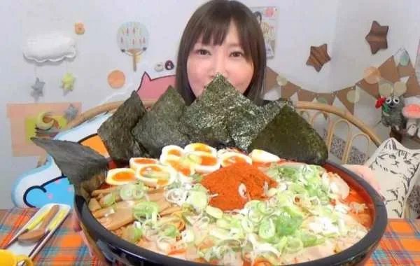 大胃王吃播应该被禁止吗?吃播都吃了吐掉吗?