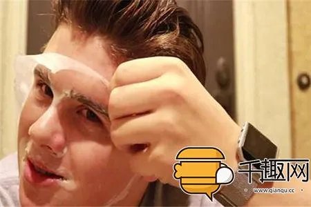 男子往脸上涂乳胶漆撕下奇迹出现（组图）