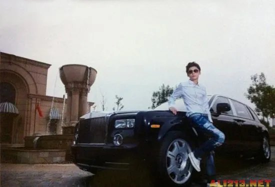 14岁富二代高调炫富 住豪宅、开豪车、秀美女