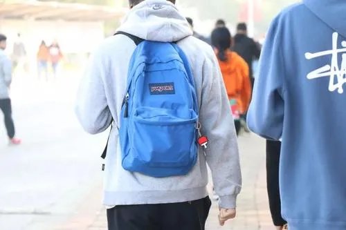 初二女生写作业写到凌晨3点，现在的学生为何压力这么大？