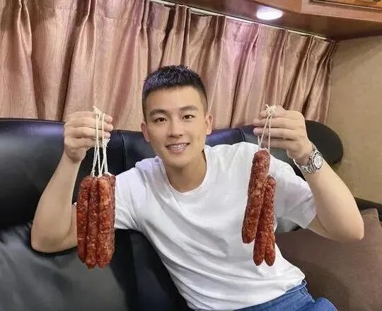 欧豪回应被粉丝送香肠是怎么回事 欧豪回应被粉丝送香肠是什么情况