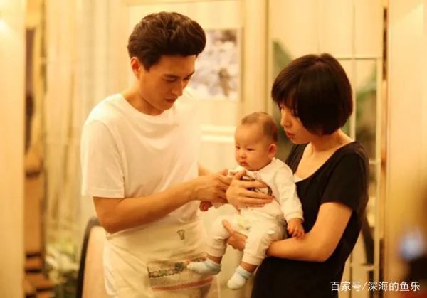 靳东43岁妻子晒近照已有白发，她在生活中有多简朴？