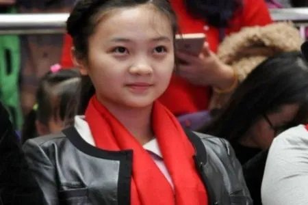 林妙可素颜出镜 戴红色围巾打扮成熟