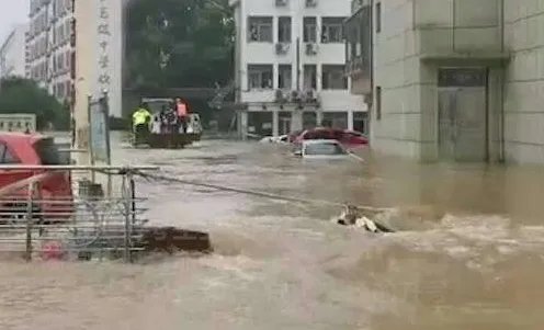 湖北黄梅近500考生坐推土机赶考