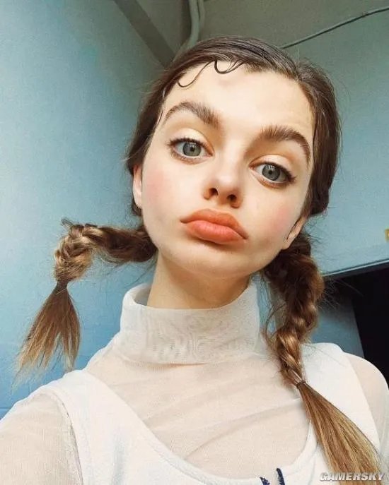 俄罗斯怪怪美少女Maria Oz 有一双大过二次元的眼睛