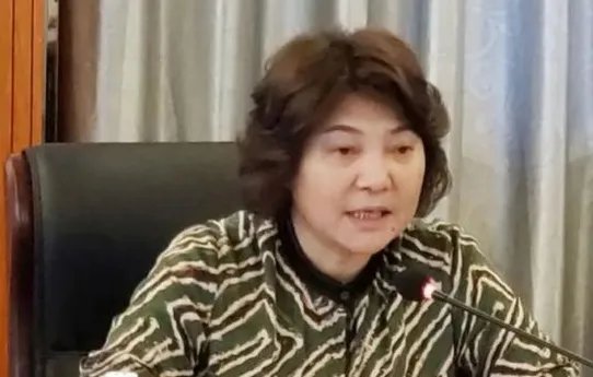 上海一频繁出入私人会所的女公安局长被逮捕,她违反了哪些法律法规?