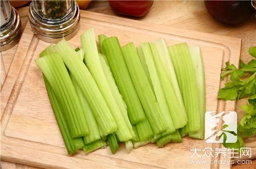 芹菜素炒怎样做好吃