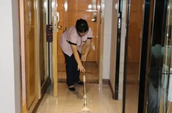 浙江台州： 保洁在打扫房间时顺便帮警方抓了嫌犯，她在打扫时发现了什么？