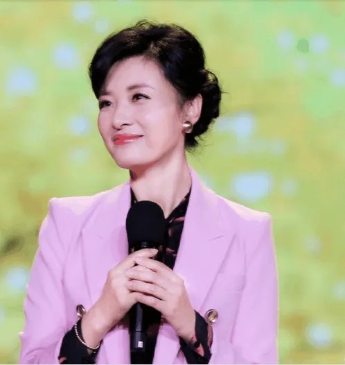 周涛一秒上班杨澜一秒下班,被称当代打工人的真实写照,你表示认同吗?