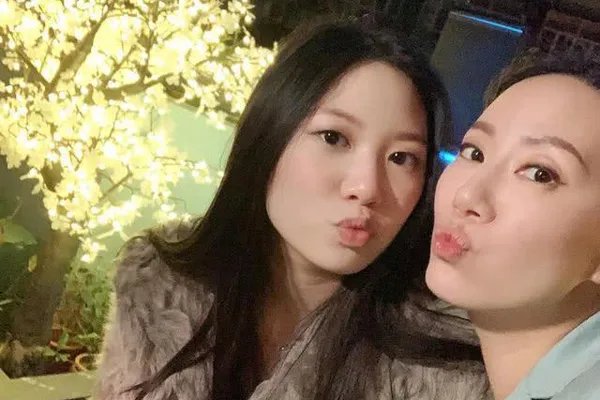 甄子丹老婆汪诗诗的照片 与女儿的合影似姐妹