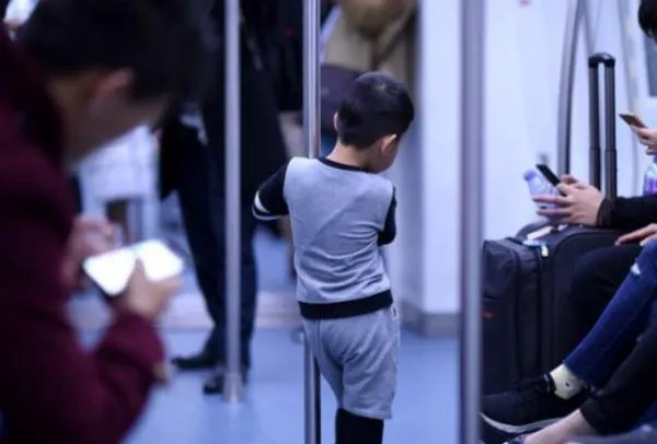 你如何看待深圳地铁一保安要求乘客给外国人让座这件事？