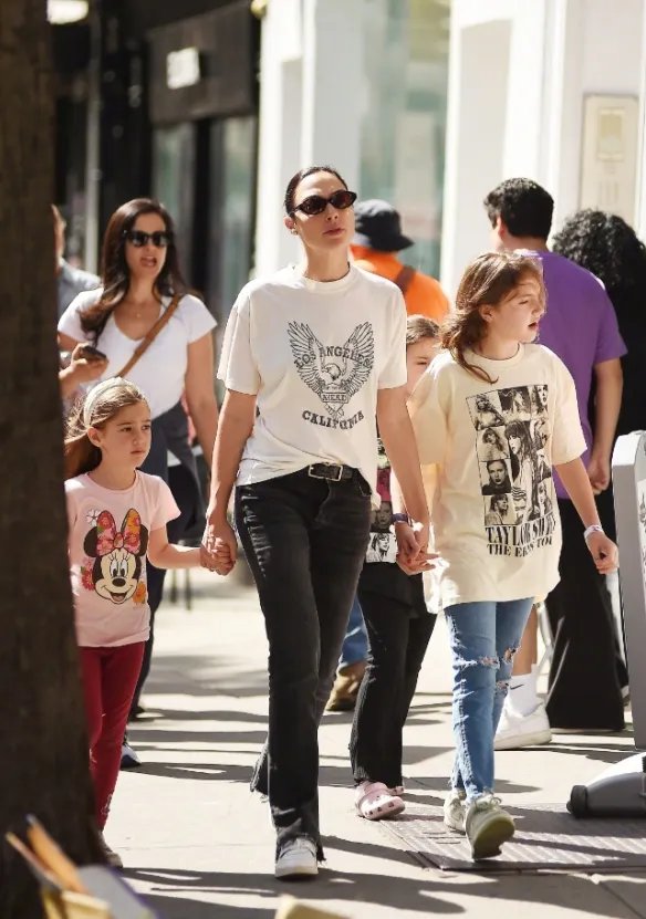 盖尔·加朵近照曝光：带孩子外出！对镜微笑状态不错