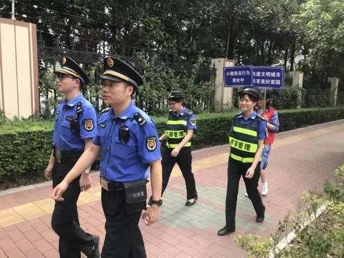 城管科长上班直播带货被停职，上班时间做其他事情这属于什么行为？