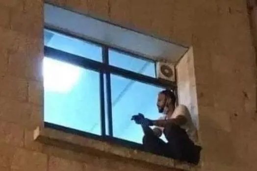 巴勒斯坦男子每日爬窗探望患新冠母亲 背后的真实故事感人肺腑