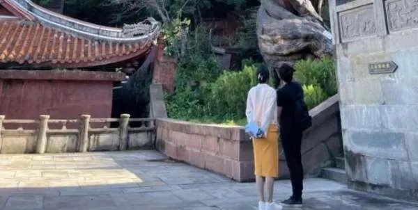 苗苗晒与郑恺出游照，两人的状态如何？