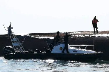 在大马倾覆挖沙船哪里救出2名中国船员?