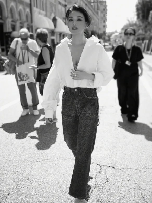 舒淇现身威尼斯电影节曝黑白写真 深V白衬衫松弛优雅