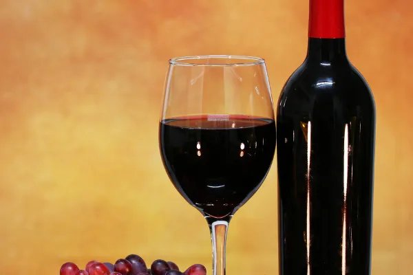 西班牙小镇5万升红酒桶破裂,造成了多大的经济损失?