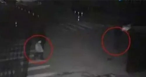 三小伙盗窃后救人网友砸开了锅   小偷竟可以“出人头地”