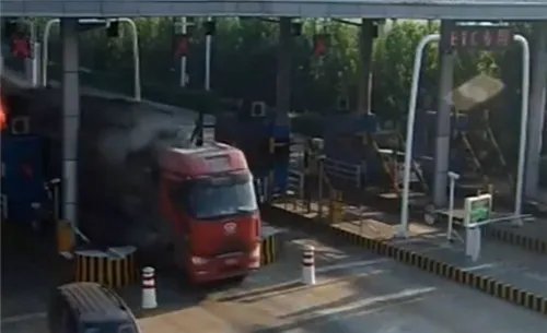 着火罐车进收费站求救  车子着火由谁负责赔偿