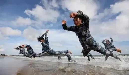 特种兵用刀削去手上老茧继续训练，特种兵平时的训练究竟有多刻苦？