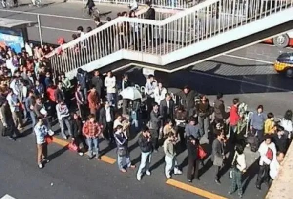 大连地铁公交站乘客排数十米长队,为何会出现这种情况?