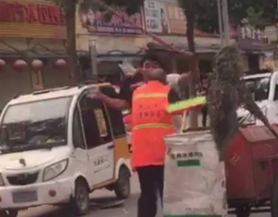 男子乱扔东西被阻止持棒暴打环卫工是怎么回事？