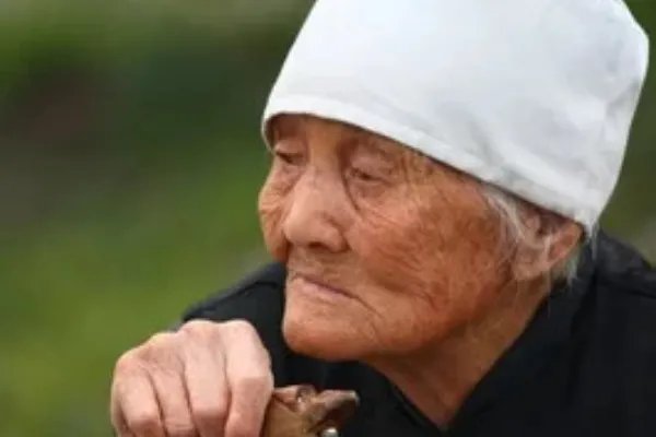 湖北105岁抗战老兵去世时捐献遗体，“无私的爱”都长啥样？