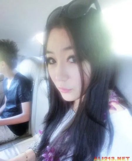 14岁富二代高调炫富 住豪宅、开豪车、秀美女