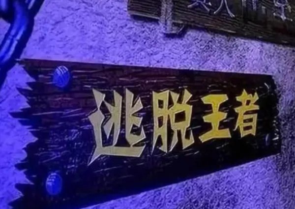 节电下的成都：逛商场如密室逃脱！在这种情况下有人逛街吗？