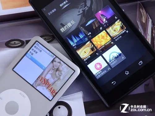 尖Phone对决:索尼S39h对比iPod Classic