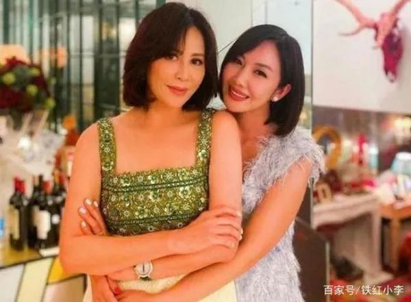 刘嘉玲参加富婆聚会，穿的年轻漂亮，现实中的她是什么样子的？