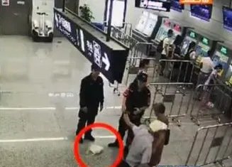 大爷为何拒安检还踹人？