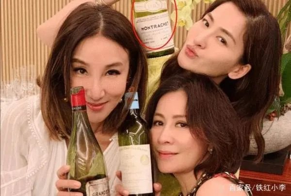 刘嘉玲参加富婆聚会，穿的年轻漂亮，现实中的她是什么样子的？