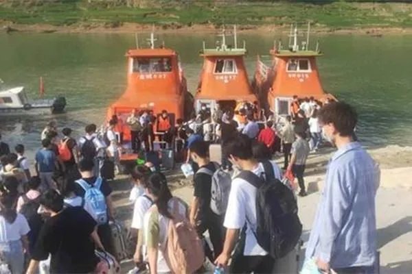 重庆一中学高三学生坐船进城赶考，他们为什么需要坐船赶考？