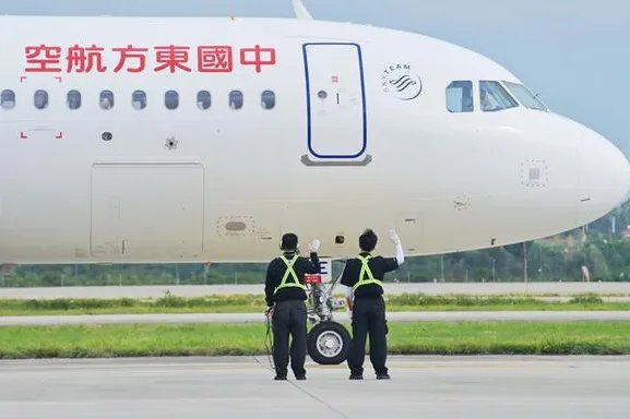 “飞机拜拜员”回应意外走红,网友直言被可爱到了,你怎么看?