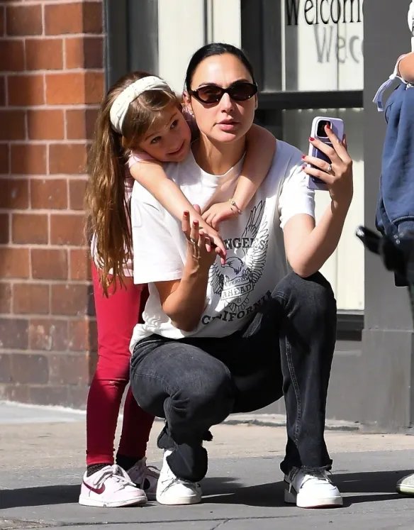 盖尔·加朵近照曝光：带孩子外出！对镜微笑状态不错