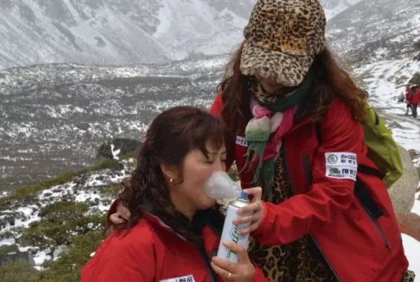 游客未购物被导游骂到发抖一事出现反转，系高反，出现高反该怎么办？