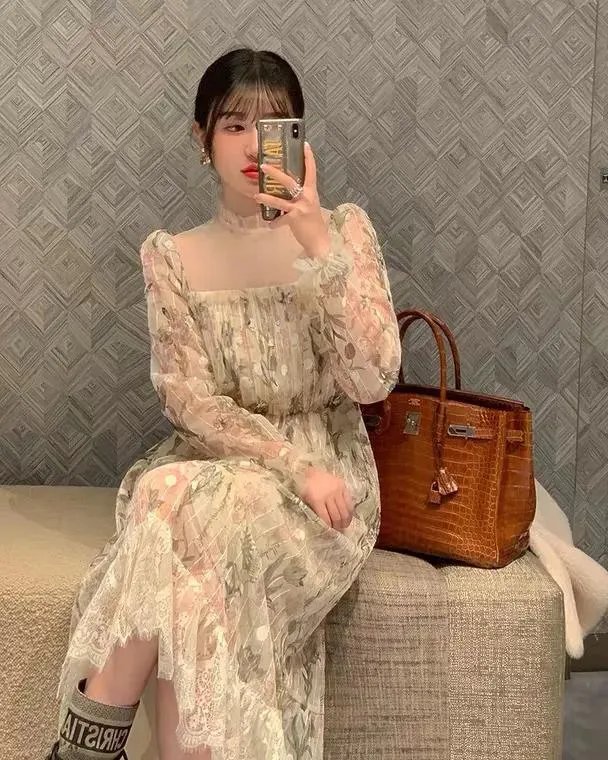 花色连衣裙现在还是否流行？现在的流行趋势是什么？