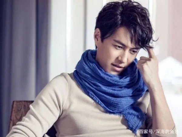 靳东43岁妻子晒近照已有白发，她在生活中有多简朴？