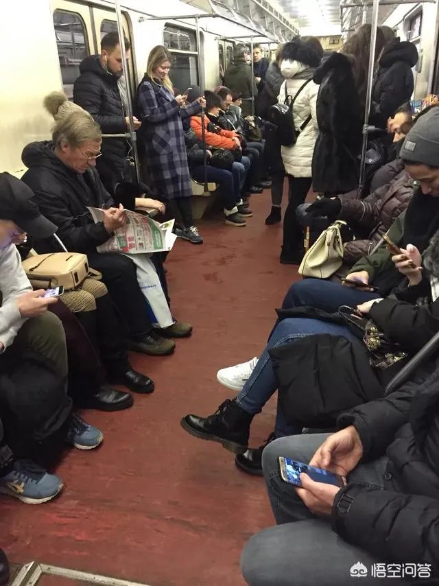 如何看待“莫斯科人地铁读书照引中国网友嘲讽，都是因为没wifi”？