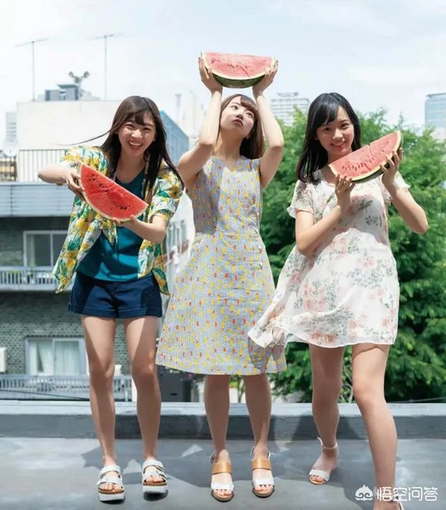 花色连衣裙现在还是否流行？现在的流行趋势是什么？