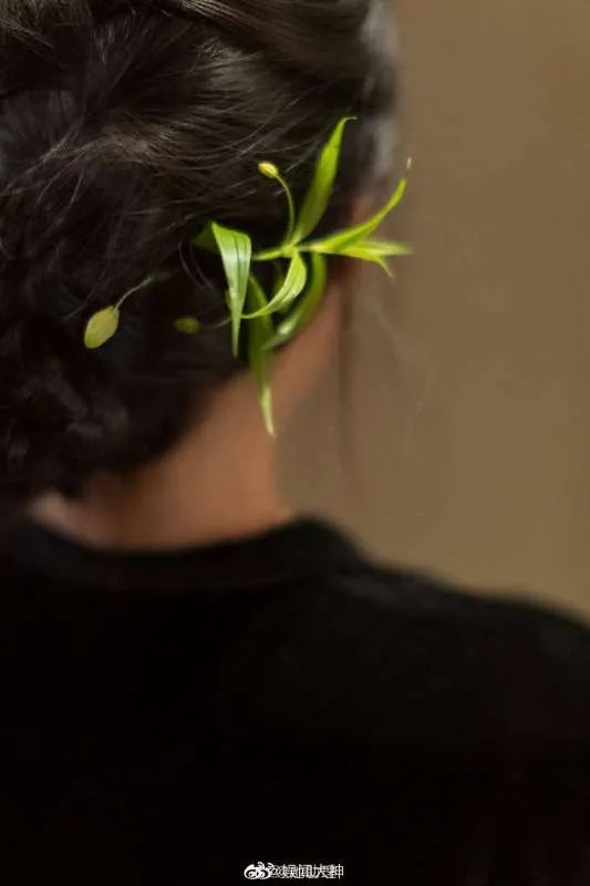 李子柒竹叶发簪造型清新自然，是不是更让人眼前一亮？