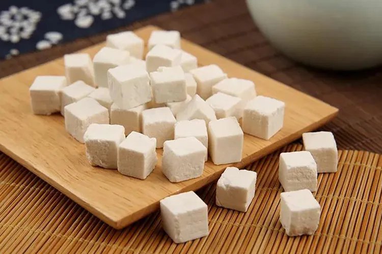 茯苓的作用与生长图片