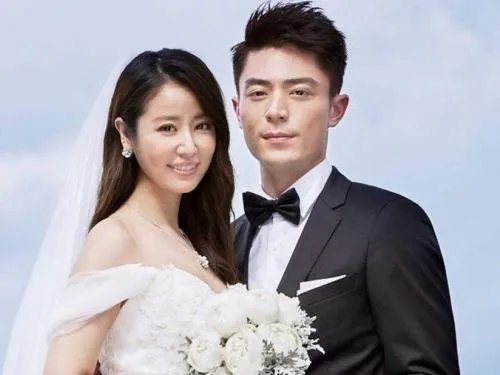 曝霍建华林心如喝交杯酒举止甜蜜引发热议,他们这是在摆拍吗?