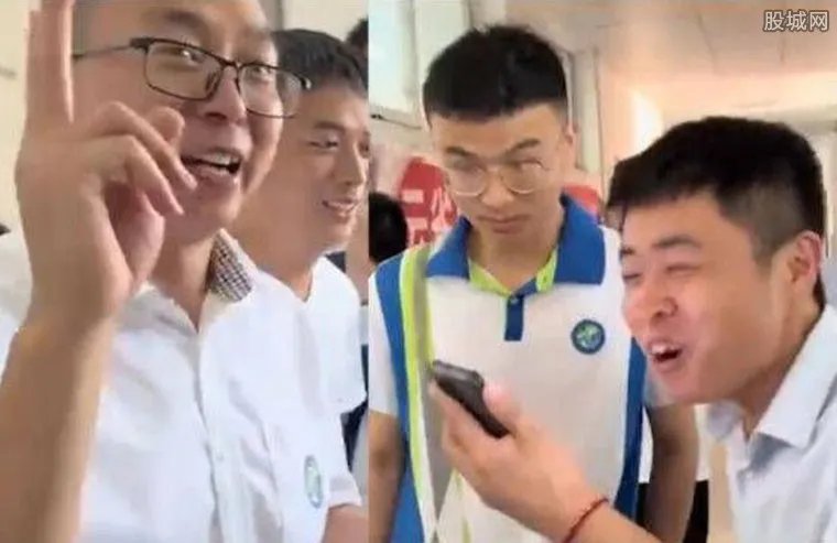 学校查分600多分叫喊声此起彼伏 老师比学生还兴奋