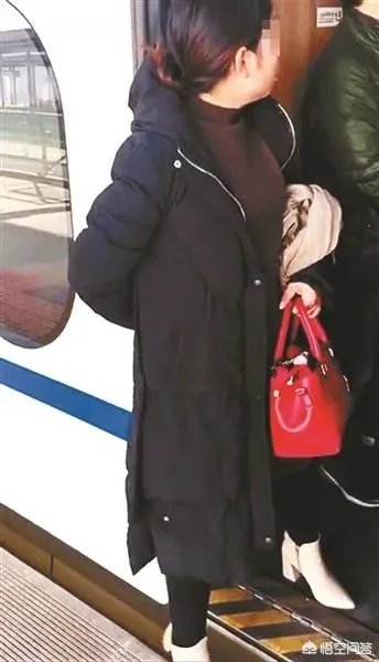 陕西宝鸡堵高铁车门事件再现系夫妻吵架，未影响列车开行，你怎么看？