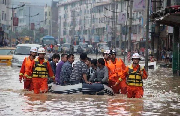 湖北黄梅近500考生坐推土机赶考