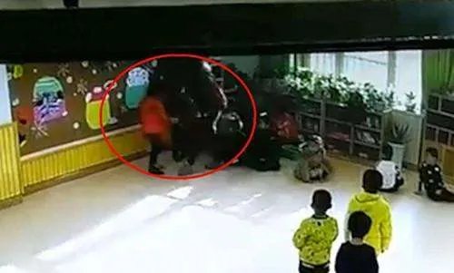 女教师教室踢幼儿是什么情况？