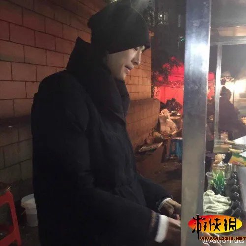 炒年糕小哥走红！网友感慨这终究还是个看脸的世界啊